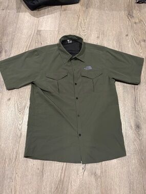 The North Face MEN’S XL. Wicking breathable Dark Olive Short Sleeve Button Shirt